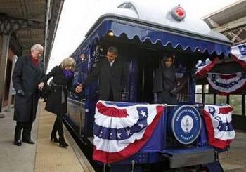 U.S. President-elect Barack Obama (2nd R), his wife Michelle (R), Vice President-elect Joe Biden (L) and his wife Jill board their train at a station in Wilmington, Delaware, January 17, 2009. They are on a train trip to Washington to kick off several days of inauguration festivities with Obama being sworn in as the 44th President of the United States on January 20. [Jim Young/REUTERS]