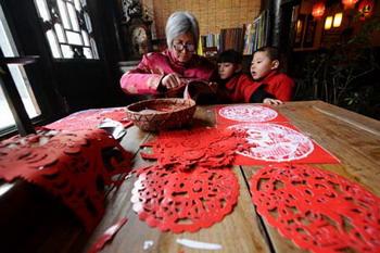 A folk artist performs paper-cutting in Pingyao. 