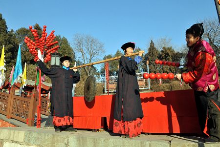 Workers in ancient Chinese dress rehearse for the royal temple fair in the Summer Palace in Beijing, Jan. 18, 2009. [He Junchang/Xinhua]