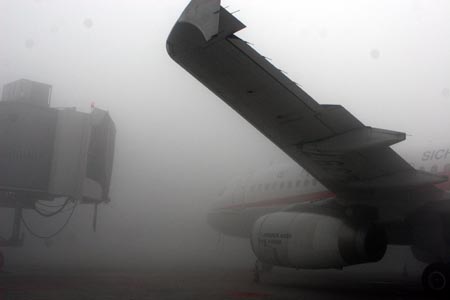 Heavy fog blankets Shuangliu International Airport in Chengdu, capital of southwest China's Sichuan Province, Jan. 19, 2009. Shuangliu International Airport was closed Sunday for more than five hours due to heavy fog, delaying about 200 incoming and outgoing flights and stranding more than 15,000 passengers. [Xinhua]