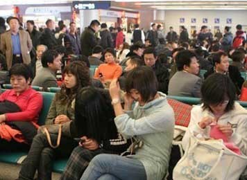 Heavy fog blankets Shuangliu International Airport in Chengdu on January 18, 2009, stranding more than 10,000 passengers. 