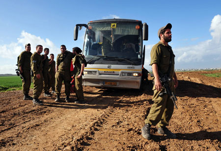 The Israeli army began on Sunday evening withdrawing part of its troops from the Gaza Strip, after both Israel and Hamas announced their ceasefire plans.