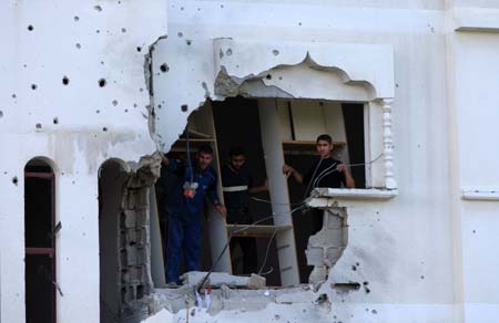 Palestinians walk amid the rubble of what is left of their houses after Israeli operations in al Zaitun area in eastern Gaza City, Jan. 4, 2009. (Xinhua/Wissam Nassar) 