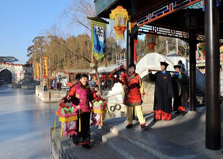 Workers in ancient Chinese dress rehearse for the royal temple fair in the Summer Palace in Beijing, Jan. 18, 2009.(Xinhua/He Junchang)