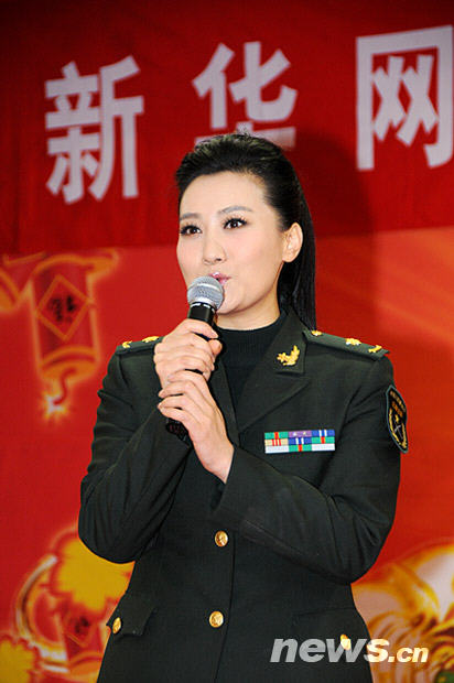 Tan Jing sends greetings to netizens at the 2009 New Year's Party of Xinhuanet staged at the banquet hall of Xinhua News Agency on Jan. 17, 2009.