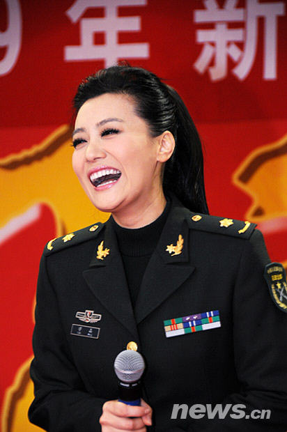 Tan Jing smiles while talking about her upcoming daily schedule at the 2009 New Year's Party of Xinhuanet staged at the banquet hall of Xinhua News Agency on Jan. 17, 2009. 