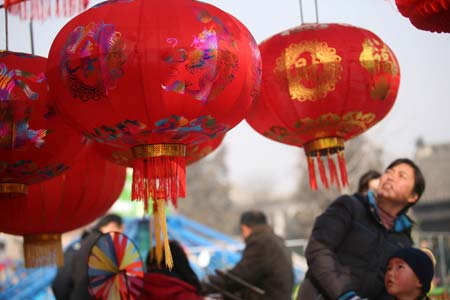 People select Spring Festival lanterns on a business street in Mengcheng County, east China's Anhui Province, Jan. 18, 2009, the traditional Chinese 'Little New Year' festival, a week before 'New Year,' or Spring Festival.