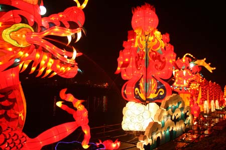 Photo taken on Jan. 17, 2009 shows partial of a color lantern over 100-meter-long at a lantern fair in Meishan, southwest China's Sichuan Province. The 30-day lantern fair, showing the achievements under China's reform and opening policies, was opened in Meishan on Friday. 