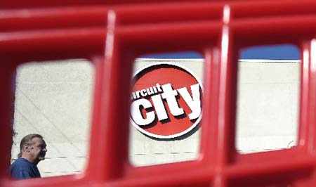  shopper heads into a Circuit City store in Roseville, California, Jan. 17, 2009.[Xinhua]