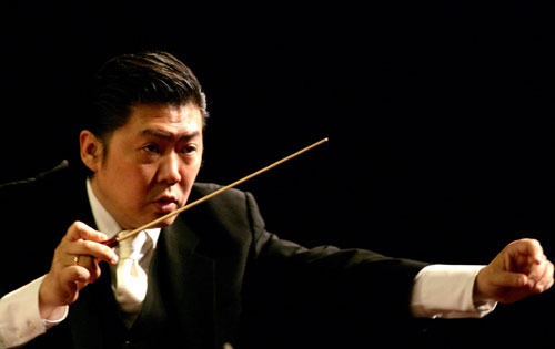 Yu Long conducts a New Year's concert in Changchun on January 24, 2007. 