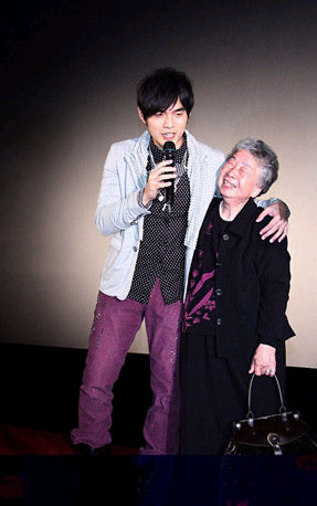 Pop star Jay Chou celebrates his 30th birthday with his grandma in Taipei on January 18, 2009. 