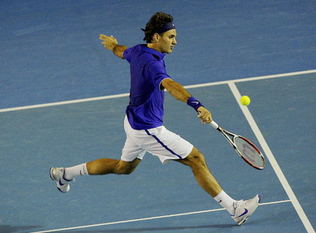 Switzerland's Roger Federer returns a shot to Italy's Andreas Seppi during the first round of the men's singles at the 2009 Australian Open held in Melbourne, Australia, Jan. 19, 2009. [Xinhua]