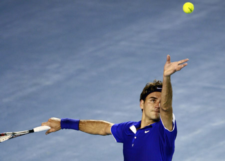 Switzerland's Roger Federer serves to Italy's Andreas Seppi during the first round of the men's singles at the 2009 Australian Open held in Melbourne, Australia, Jan. 19, 2009. Federer won 3-0 and advanced to the next round. [Xinhua]
