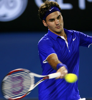 Switzerland's Roger Federer hits a forehand return to Italy's Andreas Seppi during the first round of the men's singles at the 2009 Australian Open held in Melbourne, Australia, Jan. 19, 2009. [Xinhua]