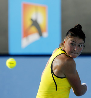 Russian Dinara Safina returns a shot to compatriot Alla Kudryavtseva during the first round of the women's singles at the 2009 Australian Open held in Melbourne, Australia, Jan. 19, 2009. [Xinhua]