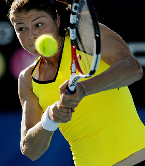 Russian Dinara Safina returns a shot to compatriot Alla Kudryavtseva during the first round of the women's singles at the 2009 Australian Open held in Melbourne, Australia, Jan. 19, 2009. [Xinhua]