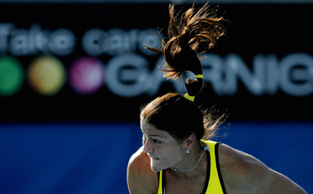 Russian Dinara Safina returns a shot to compatriot Alla Kudryavtseva during the first round of the women's singles at the 2009 Australian Open held in Melbourne, Australia, Jan. 19, 2009. [Xinhua]