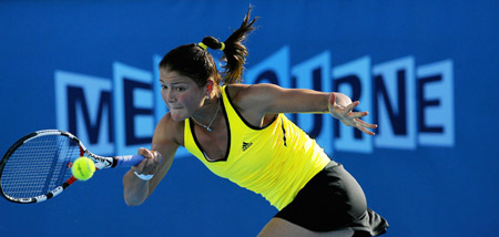 Russian Dinara Safina returns a shot to compatriot Alla Kudryavtseva during the first round of the women's singles at the 2009 Australian Open held in Melbourne, Australia, Jan. 19, 2009. [Xinhua]