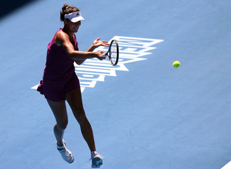 Ana Ivanovic of Serbia returns the ball to Julia Goerges of Germany on the first day of the Australian Open in Melbourne Jan. 19, 2009. Ivanovic won 7-5, 6-3. [Xinhua]