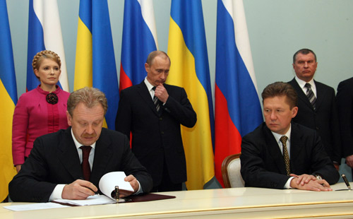 Russia's energy giant Gazprom and its Ukrainian counterpart Naftogaz Ukrainy signed a new gas deal here on Monday, paving the way for resuming Russian gas supplies to Ukraine and Europe.