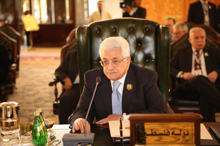 The first Arab economic summit convened in the Kuwaiti capital here Monday, centering on the situation in the Gaza Strip and calling for unity in the Arab world to resolve the Gaza crisis.