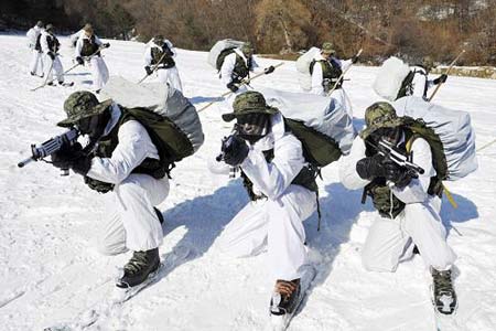 Members of the Special Warfare Command take part in an annual severe winter season drill, to improve their combat abilities in cold weather, in Pyeongchang, about 180 km (113 miles) east of Seoul, January 19, 2009.