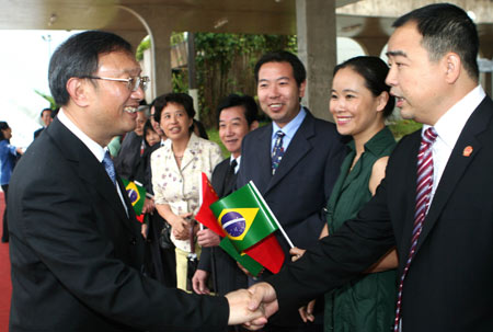 Chinese Foreign Minister Yang Jiechi (L) arrives in Brasilia, capital of Brazil, Jan. 18, 2009, for a four-day visit. 