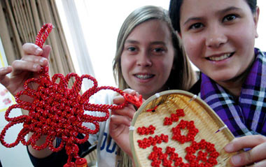 Two New Zealand students display Chinese knots in Shandong Normal University in Jinan, capital of east China's Shandong Province, Jan. 19, 2009.