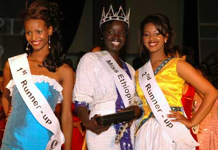 Winner of the title of Miss Ethiopia 2009 Chuna Okaka (C) poses with the first runner-up Meron Getachew (L) and the second runner-up Samrawit (R) during the Miss Ethiopia 2009 Beauty Pageant in Addis Ababa, capital of Ethiopia, Jan. 18, 2009.