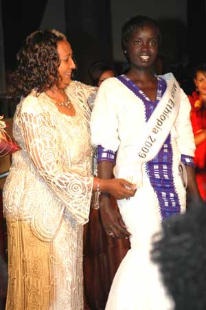 Winner of the title of Miss Ethiopia 2009 Chuna Okaka (R) wears the cordon during the Miss Ethiopia 2009 Beauty Pageant in Addis Ababa, capital of Ethiopia, Jan. 18, 2009.