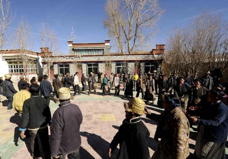 Villagers of the Tibetan ethnic group dance to celebrate the setting of the Serfs Emancipation Day in Banjorihunbo Village of southwest China&apos;s Tibet Autonomous Region, Jan. 19, 2009.