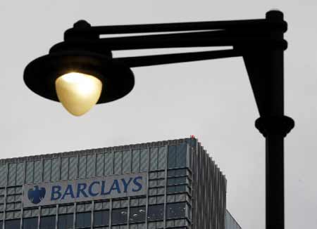 A street light glows in front of the Barclays Bank offices in the Canary Wharf business district in London Jan. 19, 2009. [Xinhua]