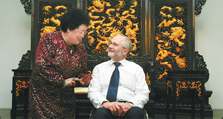 Chan Laiwa talks about red sandalwood with Philip Craven, the president of the International Paralympic Committee, during his visit to the China Red Sandalwood Museum. 