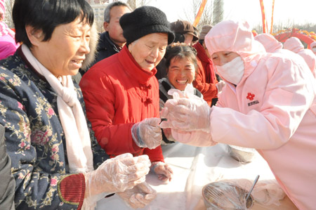 A total of 2,009 people turn up at a jamboree of wrapping up dumplings together during an activity for the Chinese lunar New Year, on the Lucheng Square in Zhengzhou, capital of central China's Henan Province, Jan. 18, 2009.
