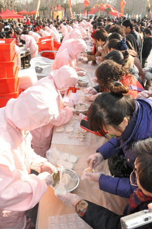 A total of 2,009 people turn up at a jamboree of wrapping up dumplings together during an activity for the Chinese lunar New Year, on the Lucheng Square in Zhengzhou, capital of central China's Henan Province, Jan. 18, 2009. 