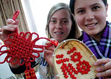 NZ students learn weaving Chinese knot