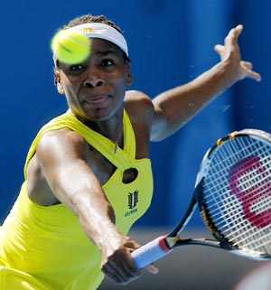 Venus Williams of the United States returns the ball during the first round match of women's singles against Angelique Kerber of Germany at the Australian Open tennis tournament in Melbourne, Jan. 20, 2009. Venus Williams won 6-3, 6-3. [Xinhua] 
