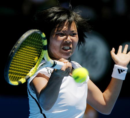 China's Yuan Meng returns the ball during the first round match of women's singles against Serena Williams of the United States at the Australian Open tennis tournament in Melbourne, Jan. 20, 2009. Yuan lost 0-2 (3-6, 2-6).