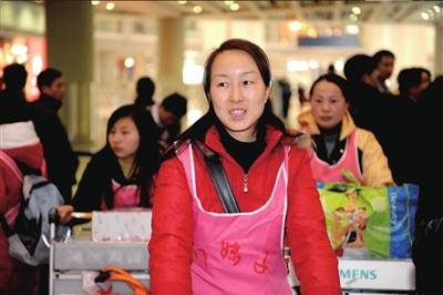 Urgently needed housemaids from Sichuan Province flew into Beijing on Monday, Jan. 19, 2009 amid nationwide lunar new year train rush. [Qianlong.com] 