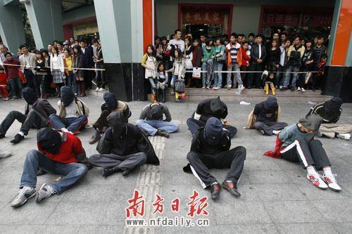 Eleven thieves are caught red-handed Tuesday afternoon, January 20, 2009 in a business district in Foshan. [Photo: nfdaily.cn]