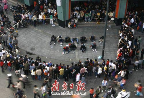 Eleven thieves are caught red-handed Tuesday afternoon, January 20, 2009 in a business district in Foshan. [Photo: nfdaily.cn]