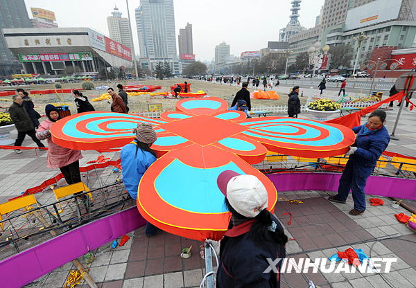 In this photo, taken on Monday, January 19, 2009, workers are busy putting up lanterns in a city square in Lanzhou, capital city of northwest China's Gansu province. The city is immersed in a festive atmosphere as the Chinese lunar New Year approaches. [Photo: Xinhuanet]