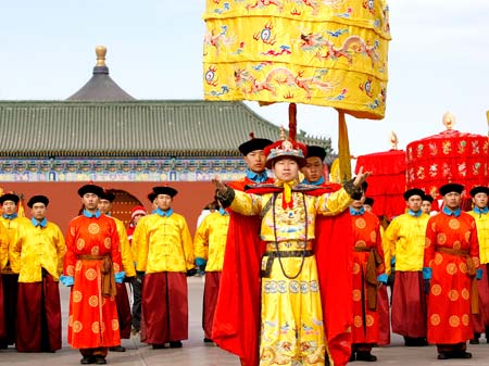 Actors in costumes of the Qing Dynasty (1644-1911) have rehearsal of the rite of worshipping the Heaven at the Temple of Heaven in Beijing, Jan. 20, 2009. The Temple of Heaven Park will hold heaven worshipping ceremony during the Chinese lunar New Year holidays, which begins on Jan. 26 this year. 