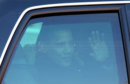 Newly-inaugurated US President Barack Obama waves to the crowd from his limousine during the inaugural parade in Washington D.C. Jan. 20, 2009. 