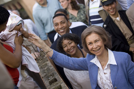 Caption Spain's Queen Sofia (R) greets residents during her short visit in a volatile neighborhood in Santo Domingo January 20, 2009. Queen Sofia is on a three-day official visit to the Dominican Republic.