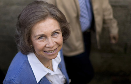 Spain's Queen Sofia smiles during her short visit in a volatile neighborhood in Santo Domingo January 20, 2009.