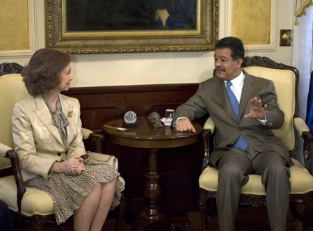 Spain's Queen Sofia (L) speaks with the Dominican Republic's President Leonel Fernandez during her visit to the national palace in Santo Domingo January 20, 2009.