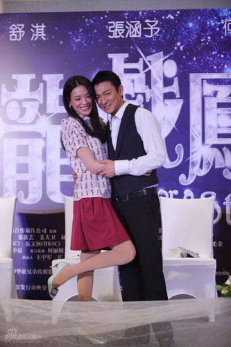 Cast members Shu Qi (left) and Andy Lau promote the romantic comedy 'Look for a Star' at the film's world premiere in Beijing on January 20, 2009. 