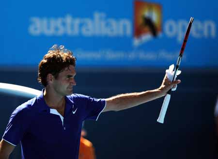 Roger Federer of Switzerland greets the spectators after the second round match of men's singles against Evgeny Korolev of Russia at the Australian Open tennis tournament in Melbourne, Jan. 21, 2009. Federer won 3-0 (6-2, 6-3, 6-1). 