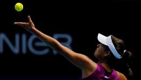 Ana Ivanovic of Serbia serves during the second round match of women's singles against Alberta Brianti of Italy at the Australian Open tennis tournament in Melbourne, Jan. 21, 2009. Ivanovic won 2-0. 